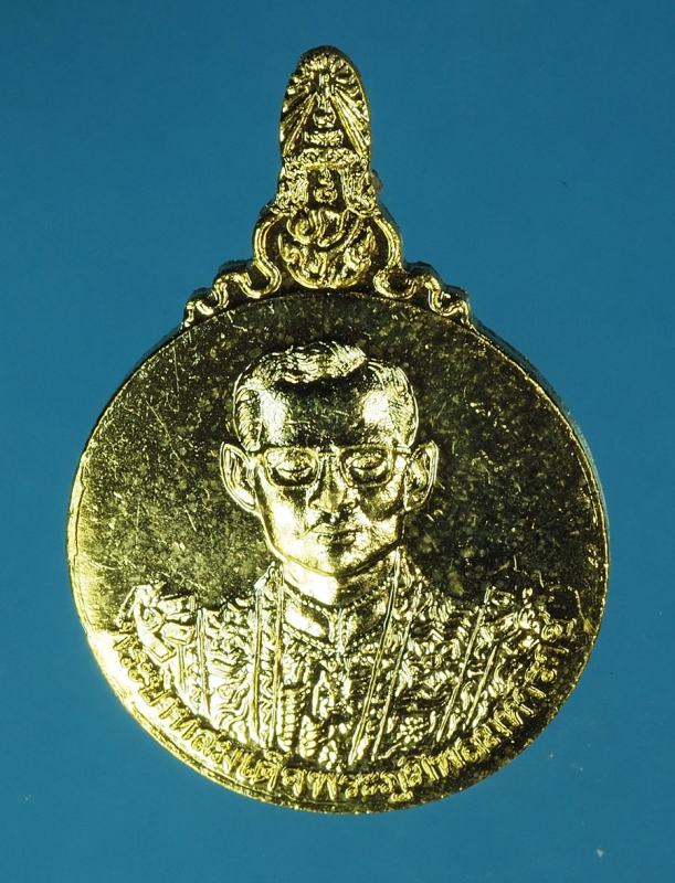 16670 เหรียญเข็มกลัด ในหลวงรัชกาลที่ 9 5 ธันวามหาราช ปี 2541 กระหลั่ยทอง 5