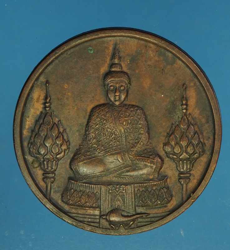 18595 เหรียญพระแก้วมรกต วัดพระแก้ว กรุงเทพ ปี 2525 เนื้อทองแดง 10.5